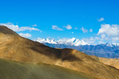 Chang La, güney geçidi, Ladakh 'da yüksek dağ geçidi Leh ile Pangong Gölü yolu arasında. Himalaya dağındaki bulutların gölgesinde. Mavi gökyüzü olan karlı dağ zirveleri, Leh, Ladakh, Hindistan.