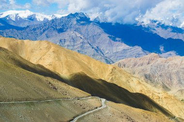 Chang La, güney geçidi, Büyük Himalaya 'da Ladakh' ta Leh ve Shyok Nehri Vadisi arasında yüksek bir dağ geçidi. Leh 'den Pangong Gölü yoluna. Yüksek irtifa Otoyol, Leh, Ladakh, Hindistan.