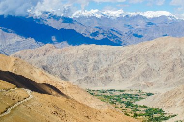 Chang La, güney geçidi, Büyük Himalaya 'da Ladakh' ta Leh ve Shyok Nehri Vadisi arasında yüksek bir dağ geçidi. Leh 'den Pangong Gölü yoluna. Yüksek irtifa Otoyol, Leh, Ladakh, Hindistan.