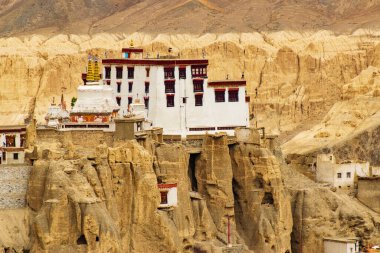 Lamayuru ya da Yuru Manastırı, Lamayouro, Leh ilçesi, Ladakh, Hindistan 'da bulunan bir Tibet Budist manastırı. Ay karası ile çevrili, Ay yüzeyine benzeyen bir manzara..