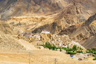 Lamayuru ya da Yuru Manastırı, Lamayouro, Leh ilçesi, Ladakh, Hindistan 'da bulunan bir Tibet Budist manastırı. Ay karası ile çevrili, Ay yüzeyine benzeyen bir manzara..