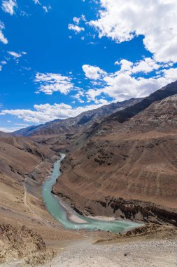 Zanskar Nehri, İndus Nehri 'nin büyük, kuzey kollarından biri, tamamen Ladakh Birliği topraklarında akıyor. Himalaya dağlarından akan nehrin manzaralı güzelliği.