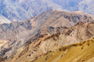 Ay 'ın Ay' a olan esrarengiz benzerliğinden dolayı Lamayuru yakınlarındaki güzel manzara. Doğal olarak aşınmış, yumuşak kil tepeler ona gerçek bir ay titreşimi veriyor. Lamayuru, Ladakh, Hindistan.