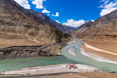 Sangam olarak bilinen İndus ve Zanskar nehirlerinin kesişiminin manzarası NH1 'deki Leh-Srinagar otoyolu boyunca Nimmu köyü yakınlarında yer almaktadır. Leh, Ladakh, Hindistan.