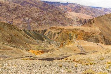 Ay 'ın Ay' a olan esrarengiz benzerliğinden dolayı Lamayuru yakınlarındaki güzel manzara. Doğal olarak aşınmış, yumuşak kil tepeler ona gerçek bir ay titreşimi veriyor. Lamayuru, Ladakh, Hindistan.