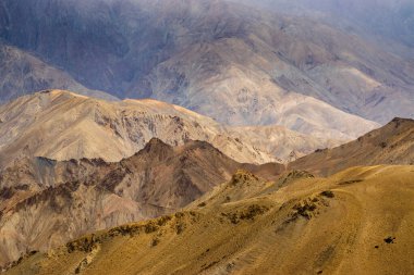 Ay 'ın Ay' a olan esrarengiz benzerliğinden dolayı Lamayuru yakınlarındaki güzel manzara. Doğal olarak aşınmış, yumuşak kil tepeler ona gerçek bir ay titreşimi veriyor. Lamayuru, Ladakh, Hindistan.