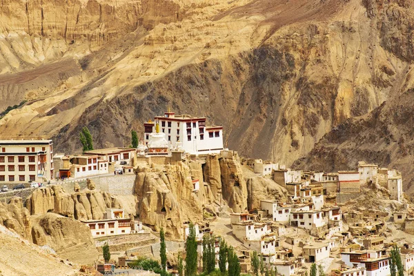 Lamayuru ya da Yuru Manastırı, Lamayouro, Leh ilçesi, Ladakh, Hindistan 'da bulunan bir Tibet Budist manastırı. Ay karası ile çevrili, Ay yüzeyine benzeyen bir manzara..