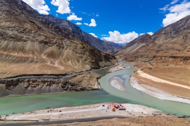 Sangam olarak bilinen İndus ve Zanskar nehirlerinin kesişiminin manzarası NH1 'deki Leh-Srinagar otoyolu boyunca Nimmu köyü yakınlarında yer almaktadır. Leh, Ladakh, Hindistan.