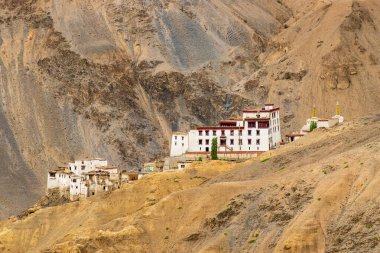 Lamayuru ya da Yuru Manastırı, Lamayouro, Leh ilçesi, Ladakh, Hindistan 'da bulunan bir Tibet Budist manastırı. Ay karası ile çevrili, Ay yüzeyine benzeyen bir manzara..