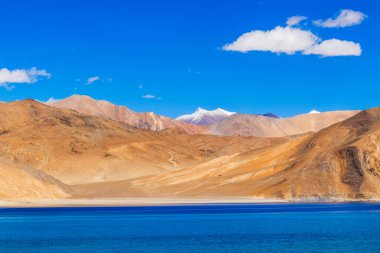 Pangong Gölü (İngilizce: Beautiful Pangong Lake veya Pangong Tso), Hindistan 'ın Ladakh kentinde bulunan muhteşem bir göl. Mavi tondan yeşil ve kırmızı tonuna geçmesiyle bilinir. Hindistan-Çin sınırı