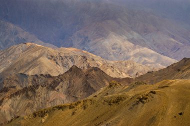 Ay 'ın Ay' a olan esrarengiz benzerliğinden dolayı Lamayuru yakınlarındaki güzel manzara. Doğal olarak aşınmış, yumuşak kil tepeler ona gerçek bir ay titreşimi veriyor. Lamayuru, Ladakh, Hindistan.