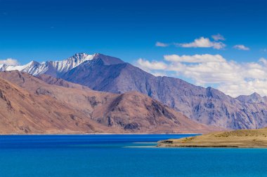 Pangong Gölü (İngilizce: Beautiful Pangong Lake veya Pangong Tso), Hindistan 'ın Ladakh kentinde bulunan muhteşem bir göl. Mavi tondan yeşil ve kırmızı tonuna geçmesiyle bilinir. Hindistan-Çin sınırı