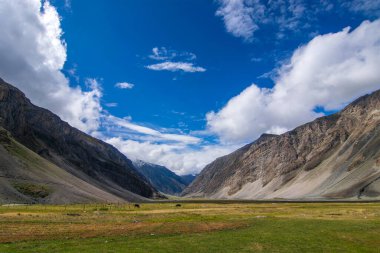 Ladakh 'ın Kargil bölgesindeki Drass köyündeki Himalaya dağının güzel manzarası dünyanın en soğuk ikinci yerleşim yeri olarak tanınıyor. Ladakh, Ladakh, Hindistan Geçidi olarak bilinir..