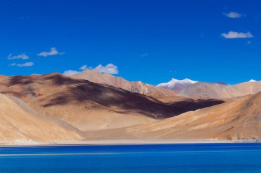 Himalayalar üzerindeki bulut gölgesi Pangong Gölü veya Pangong Tso, yüksek çayır gölü, Ladakh, Hindistan 'da bulunan çarpıcı, endorheik bir göldür. Renk değiştirmesiyle bilinir. Hindistan-Çin sınırı.