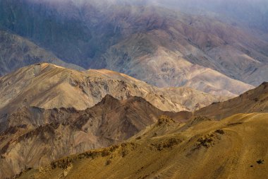 Ay 'ın Ay' a olan esrarengiz benzerliğinden dolayı Lamayuru yakınlarındaki güzel manzara. Doğal olarak aşınmış, yumuşak kil tepeler ona gerçek bir ay titreşimi veriyor. Lamayuru, Ladakh, Hindistan.