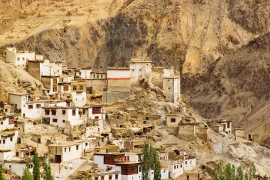 Lamayuru ya da Yuru Manastırı, Lamayouro, Leh ilçesi, Ladakh, Hindistan 'da bulunan bir Tibet Budist manastırı. Ay karası ile çevrili, Ay yüzeyine benzeyen bir manzara..