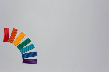 Renkli desen oluşturan plastik tuğlalar