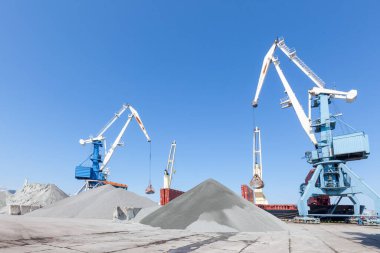 Endüstriyel terminale gemi yükleme ve boşaltma