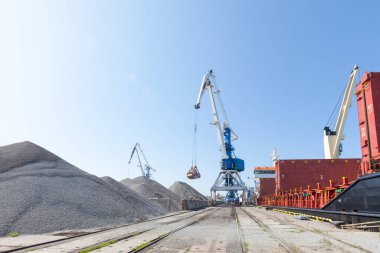 Endüstriyel terminale gemi yükleme ve boşaltma