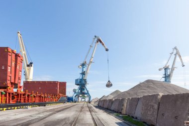 Endüstriyel terminale gemi yükleme ve boşaltma