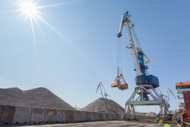 Endüstriyel terminale gemi yükleme ve boşaltma