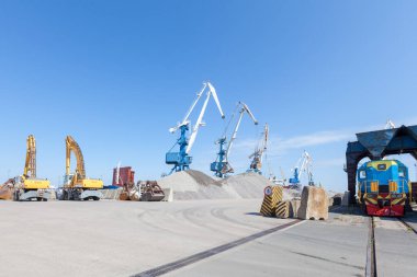 Endüstriyel terminale gemi yükleme ve boşaltma