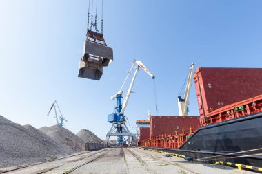 Endüstriyel terminale gemi yükleme ve boşaltma