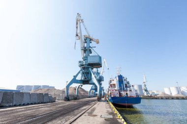 Endüstriyel terminale gemi yükleme ve boşaltma