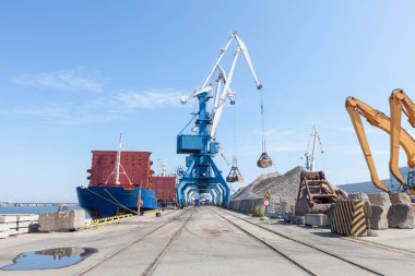 Endüstriyel terminale gemi yükleme ve boşaltma