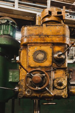 Terk edilmiş eski bir endüstriyel salon yıkımı bekliyor, metal işleme için endüstriyel bir makine, dizel motor üretimi için eski bir Khabarovsk fabrikası..