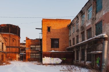 Terk edilmiş eski büyük bir sanayi salonu yıkılmak için bekliyor. Dizel motor üretimi için kullanılan eski Khabarovsk fabrikası..