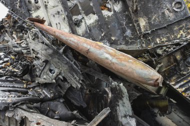 Uçak enkazı, yanmış ve kırık uçağın uçak gövdesinin parçaları ve kuyruğu geri dönüşüm için demir harici hurda metal dökümünde..