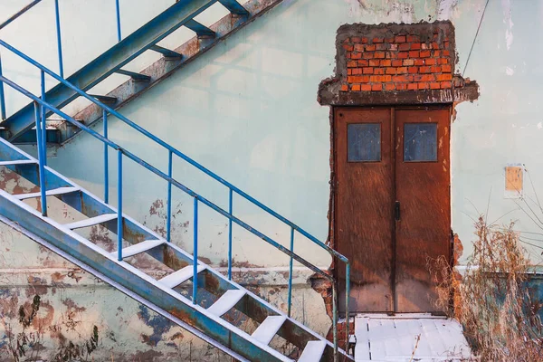 Escalera Metálica Acero Contra Pared Una Antigua Casa Ladrillo Una — Foto de Stock