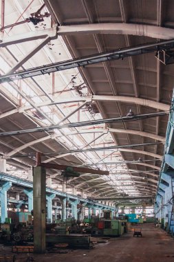 Terk edilmiş eski büyük bir sanayi salonu yıkılmak için bekliyor. Dizel motor üretimi için kullanılan eski Khabarovsk fabrikası..