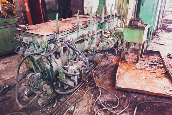 Stara Maszyna Fabryce Opuszczona Stara Duża Hala Przemysłowa Czeka Rozbiórkę — Zdjęcie stockowe