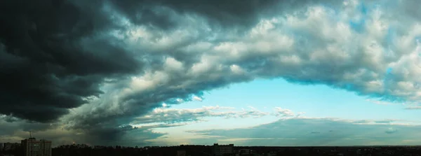 Ufukta dramatik koyu bulutlu gökyüzü, doğal mavi arkaplan, bulutlu manzara manzarası.