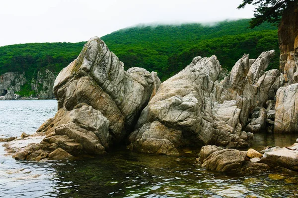 岩石和大海 海湾的岩石海岸线 — 图库照片