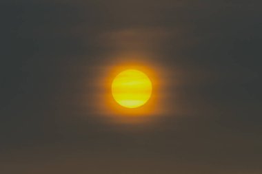Güneş, gökyüzü günbatımı güneş ve bulutlar, parlak alacakaranlık arka planı. Her şey atmosferin yüzeyinde yatar..