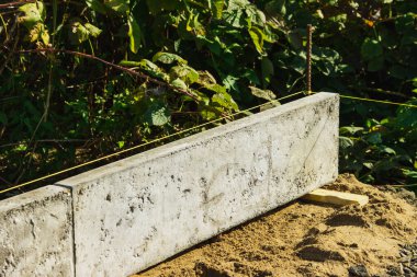 yeni beton bloklar ve kaldırımlar kum üzerinde yol yapımı için, yollar ya da kaldırımlar döşemek için.