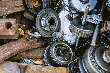 Motor ve şanzıman dişlileri, araba geri dönüşümü, hurda metal toplama noktası, ekoloji konsepti.