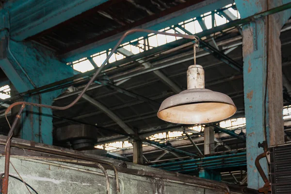 Una Vieja Lámpara Tienda Una Fábrica Abandonada — Foto de Stock