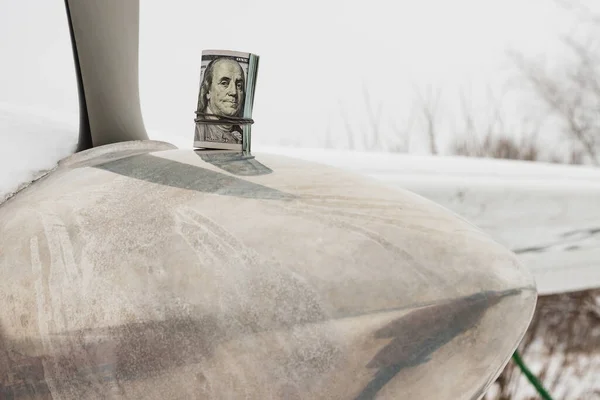 Bir dolar, bir tomar dolar özel bir uçağın pervanesinde..