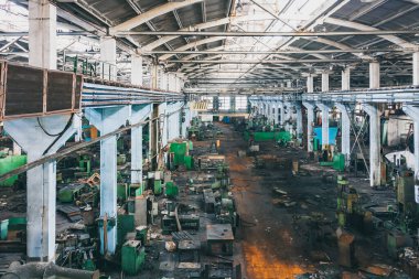 Terk edilmiş eski büyük bir sanayi salonu yıkılmak için bekliyor. Dizel motor üretimi için kullanılan eski Khabarovsk fabrikası..