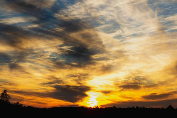 Coucher Soleil Coloré Avec Des Nuages Clairs Sombres — Photo