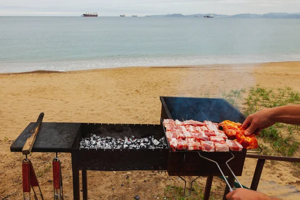 Carne Grelhada Mão Coloca Porco Grelha Sobre Brasas Fundo Costa — Fotografia de Stock