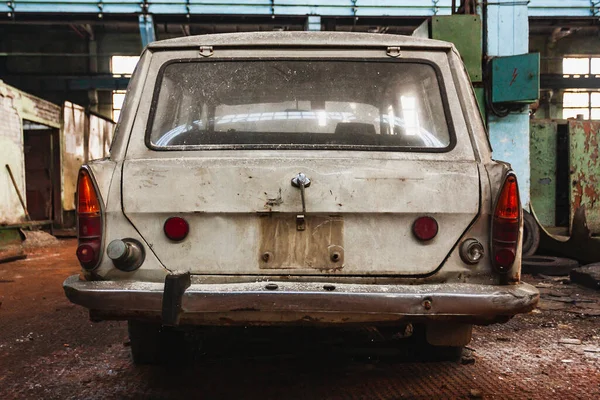 Vieille Voiture Soviétique Rouillée Vue Arrière Sur Territoire Atelier Une — Photo