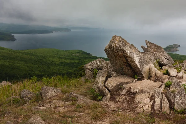 在多云的天气下 海湾和高山山顶上的大石头 夏季风景和海景 — 图库照片