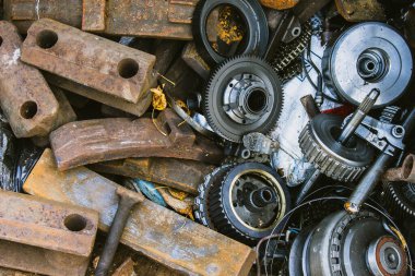 Motor ve şanzıman dişlileri, araba geri dönüşümü, hurda metal toplama noktası, ekoloji konsepti.