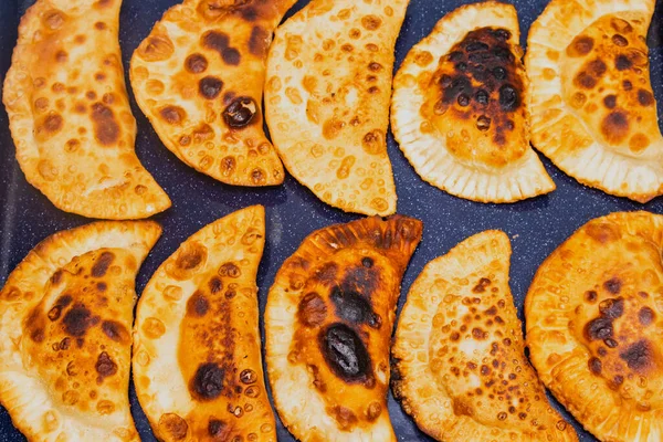 Çiğ hamurla ev yapımı, kızarmış altın cheburek, yemek pişirme..