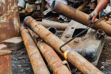 Hurdalık, kullanılmış boruları gaz teçhizatıyla kesmek, geri dönüşüm için metal.